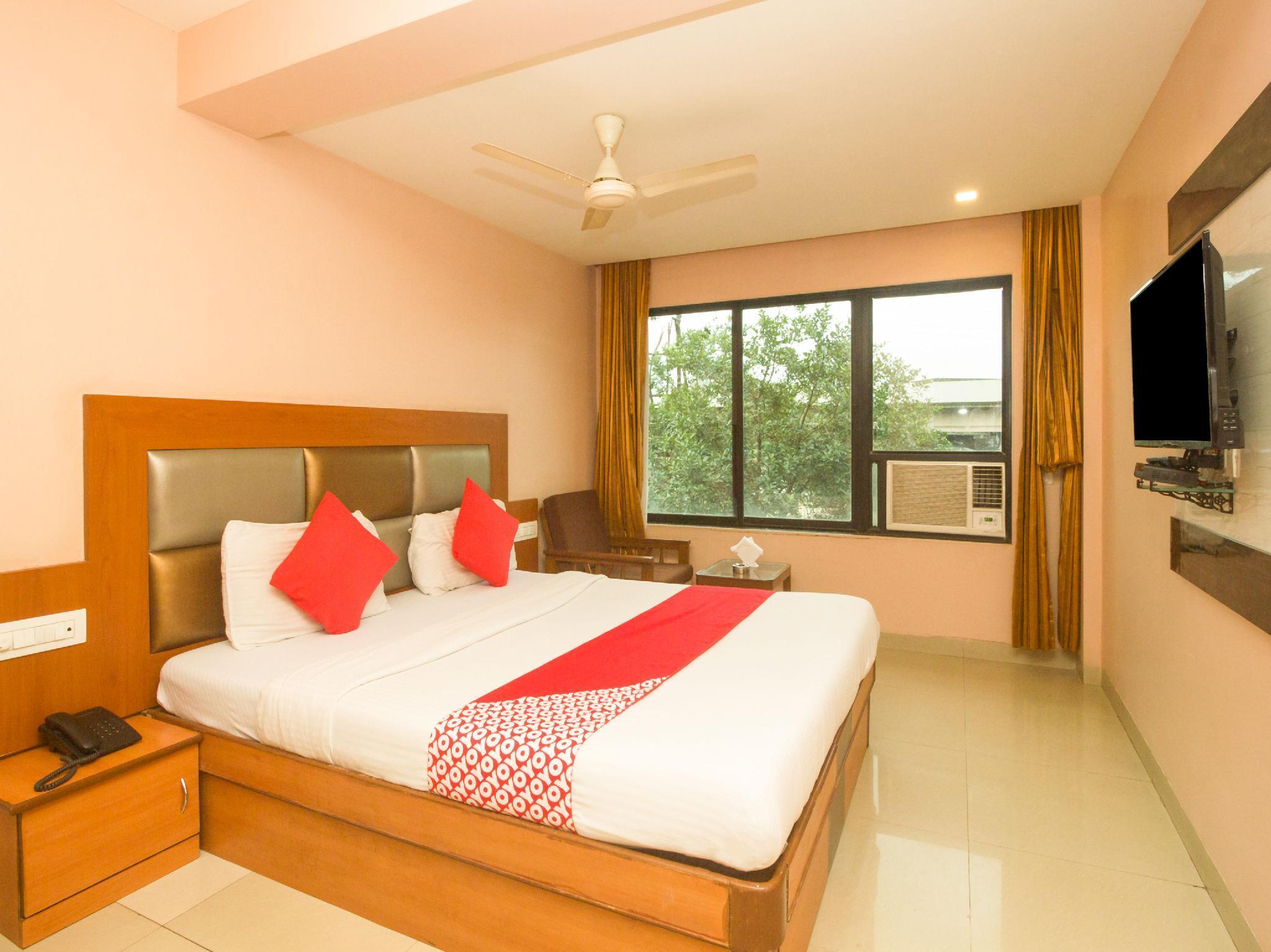 Oyo Hotel Sarovar Grand Kalamboli Exterior foto